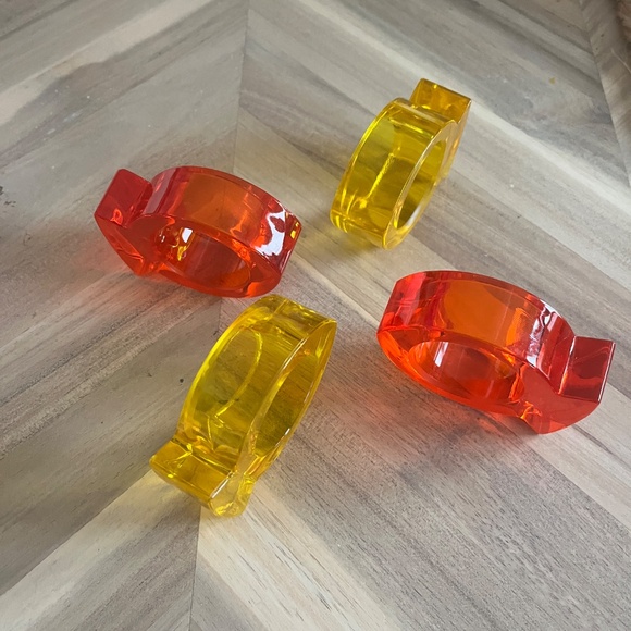 Set of 4 Vintage Fish Shaped Acrylic / Lucite Napkin Holders - Picture 3 of 3